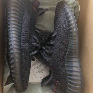 Yeezy 350 black-like new